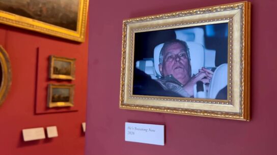 Unos activistas cuelgan en el Louvre la foto del pr&iacute;ncipe Andr&eacute;s saliendo en el coche tras su detenci&oacute;n