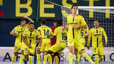Los jugadores del Villarreal, tras marcar ante el Valencia Los jugadores del Villarreal, tras marcar ante el Valencia