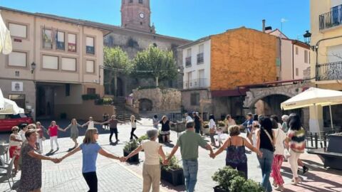 Celebraci&oacute;n en Viguera con la torre de fondo