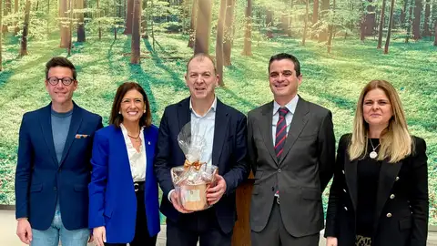 Uno de los momentos más emotivos ha sido el homenaje a José Vicente Tomás por su trayectoria empresarial al frente de Kerajet. Uno de los momentos más emotivos ha sido el homenaje a José Vicente Tomás por su trayectoria empresarial al frente de Kerajet.