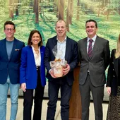 Uno de los momentos más emotivos ha sido el homenaje a José Vicente Tomás por su trayectoria empresarial al frente de Kerajet. Uno de los momentos más emotivos ha sido el homenaje a José Vicente Tomás por su trayectoria empresarial al frente de Kerajet.