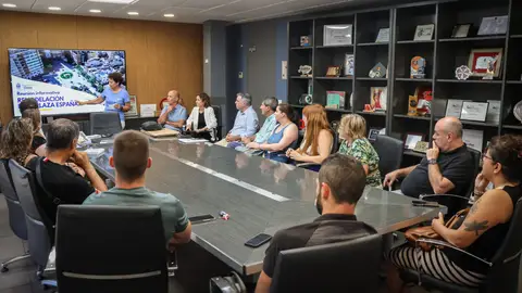 La alcaldesa de Onda, Carmina Ballester, se ha reunido con los comerciantes para explicar la línea de ayudas. La alcaldesa de Onda, Carmina Ballester, se ha reunido con los comerciantes para explicar la línea de ayudas.