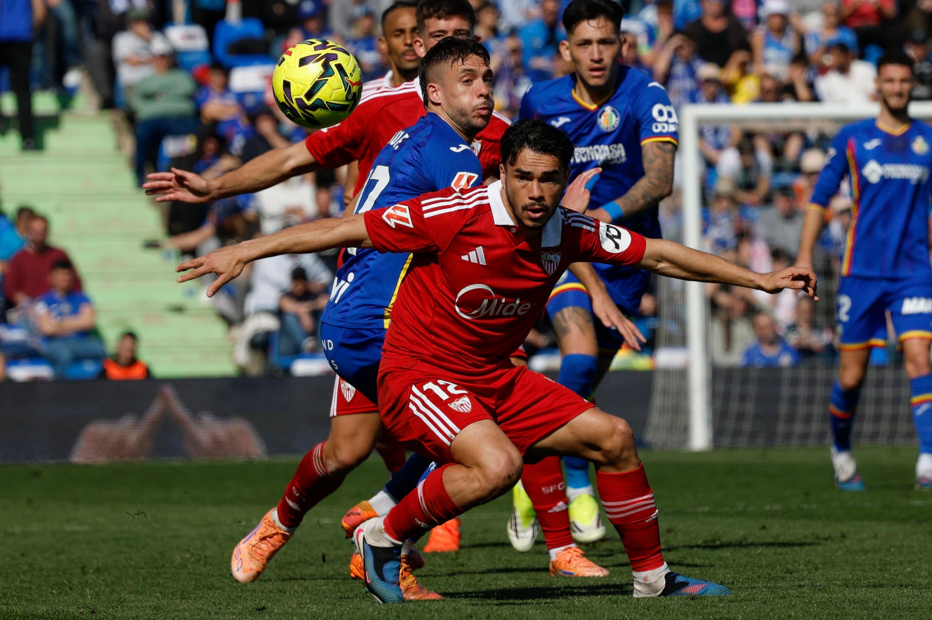 El defensa del Sevilla Gabriel Suazo (c) intenta recuperar la posesión del balón durante el encuentro de LaLiga entre el Getafe y en Sevilla celebrado, este domingo, en el estadio Coliseum en Getafe. El defensa del Sevilla Gabriel Suazo (c) intenta recuperar la posesión del balón durante el encuentro de LaLiga entre el Getafe y en Sevilla celebrado, este domingo, en el estadio Coliseum en Getafe.