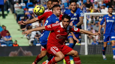 El defensa del Sevilla Gabriel Suazo (c) intenta recuperar la posesión del balón durante el encuentro de LaLiga entre el Getafe y en Sevilla celebrado, este domingo, en el estadio Coliseum en Getafe. El defensa del Sevilla Gabriel Suazo (c) intenta recuperar la posesión del balón durante el encuentro de LaLiga entre el Getafe y en Sevilla celebrado, este domingo, en el estadio Coliseum en Getafe.
