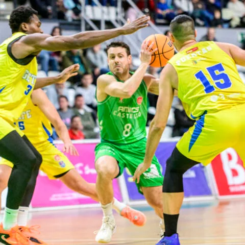 Joan Faner penetra a canasta