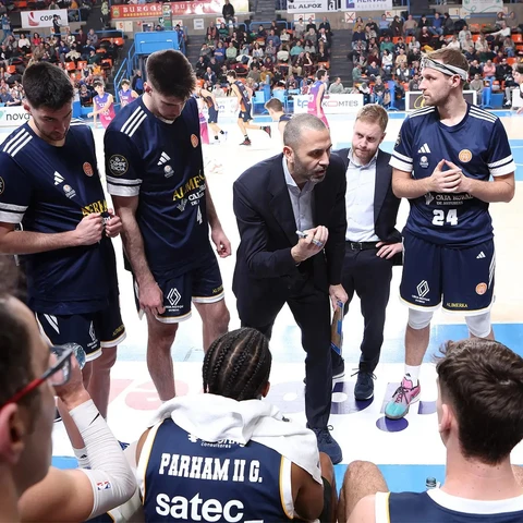 Javi Rodríguez da instrucciones en un tiempo muerto
