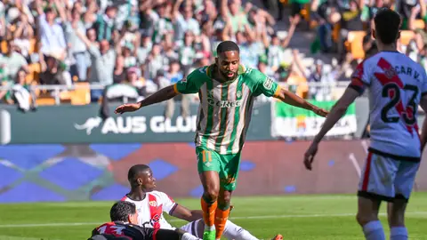Cédric Bakambu celebra su gol al Rayo Vallecano. Cédric Bakambu celebra su gol al Rayo Vallecano.