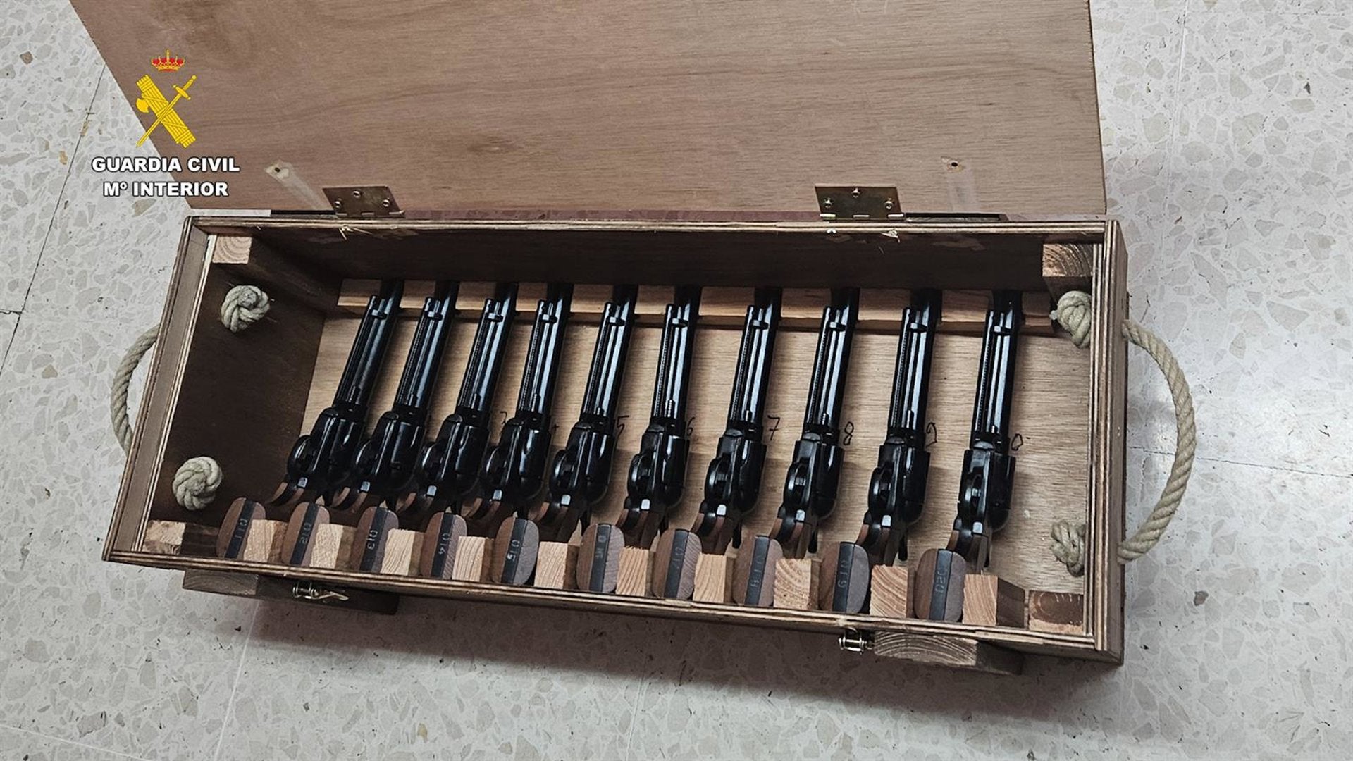 La Guardia Civil interviene 110 armas de fogueo sin numeración destinadas a un parque temático en Almería La Guardia Civil interviene 110 armas de fogueo sin numeración destinadas a un parque temático en Almería
