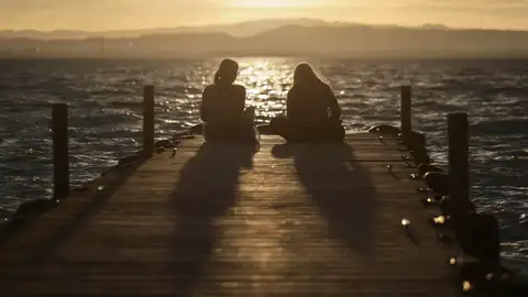 Dos personas en La Albufera de València. Dos personas en La Albufera de València.