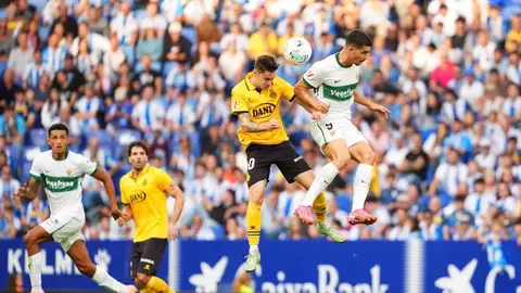 André da Silva pugna por un balón en el Espanyol-Elche. André da Silva pugna por un balón en el Espanyol-Elche.
