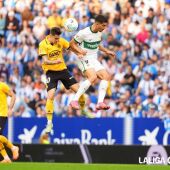 André da Silva pugna por un balón en el Espanyol-Elche.