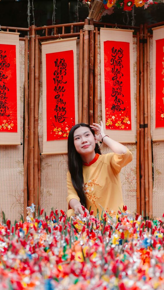 Joven vietnamita celebrando el Tet