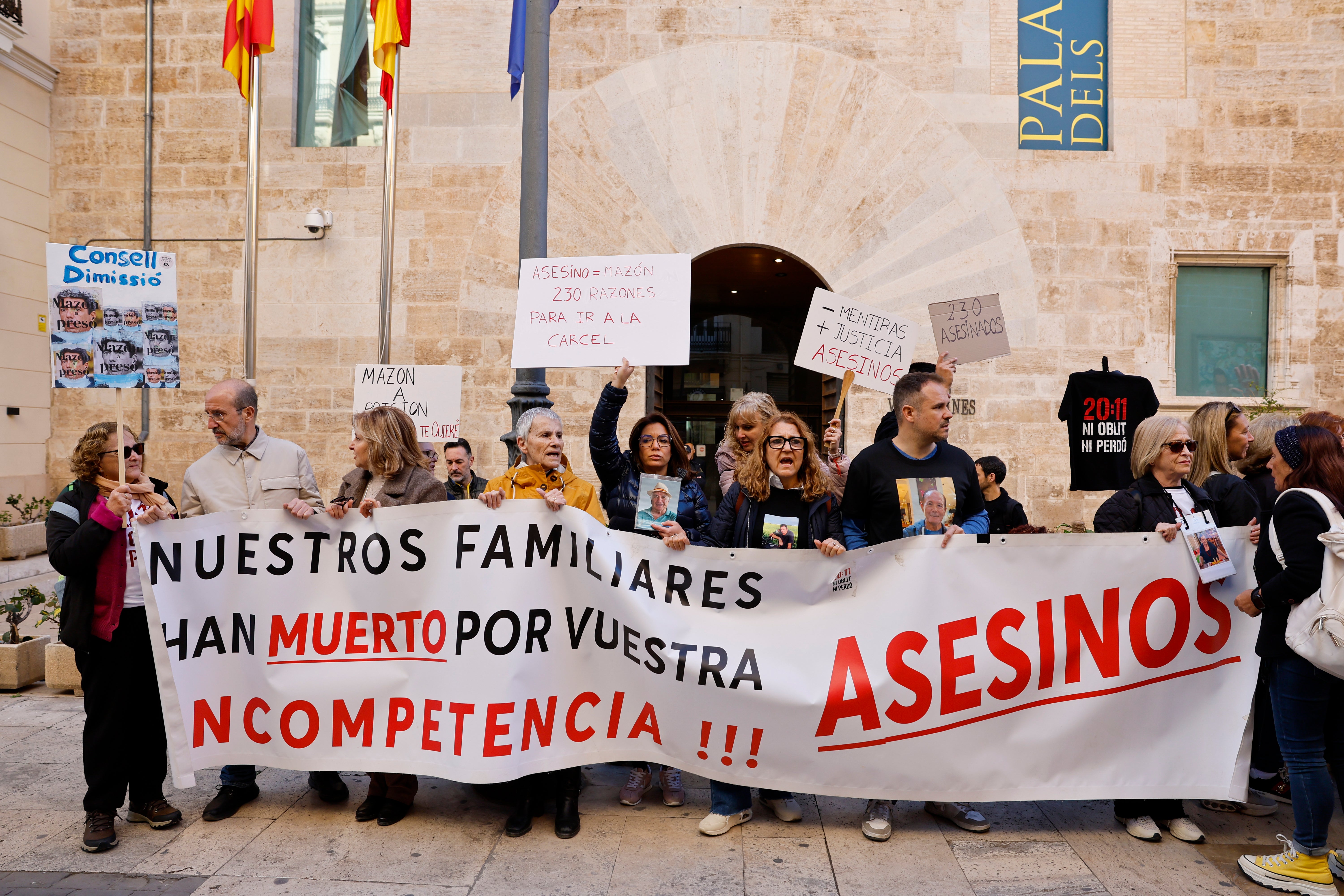 Concentración en Les Corts Valencianes para reclamar cárcel para Carlos Mazón por su gestión de la dana. Concentración en Les Corts Valencianes para reclamar cárcel para Carlos Mazón por su gestión de la dana.