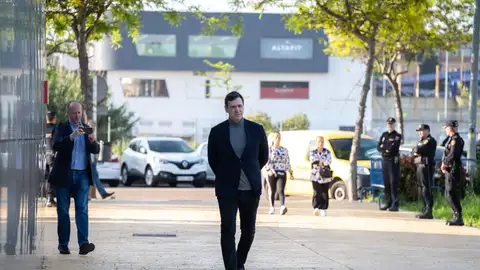 La Audiencia Provincial de Badajoz requiere al hermano de Pedro Sánchez que aporte su domicilio para citarle al juicio La Audiencia Provincial de Badajoz requiere al hermano de Pedro Sánchez que aporte su domicilio para citarle al juicio