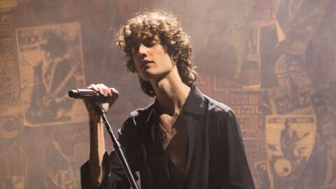 Sombr actuando en los MTV Video Music Awards