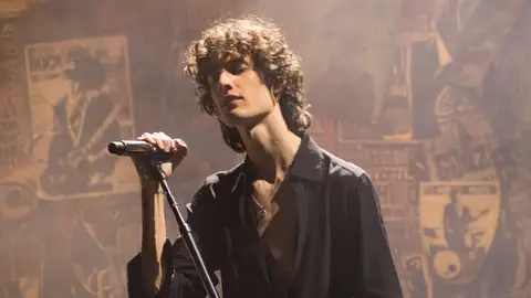 Sombr actuando en los MTV Video Music Awards Sombr actuando en los MTV Video Music Awards