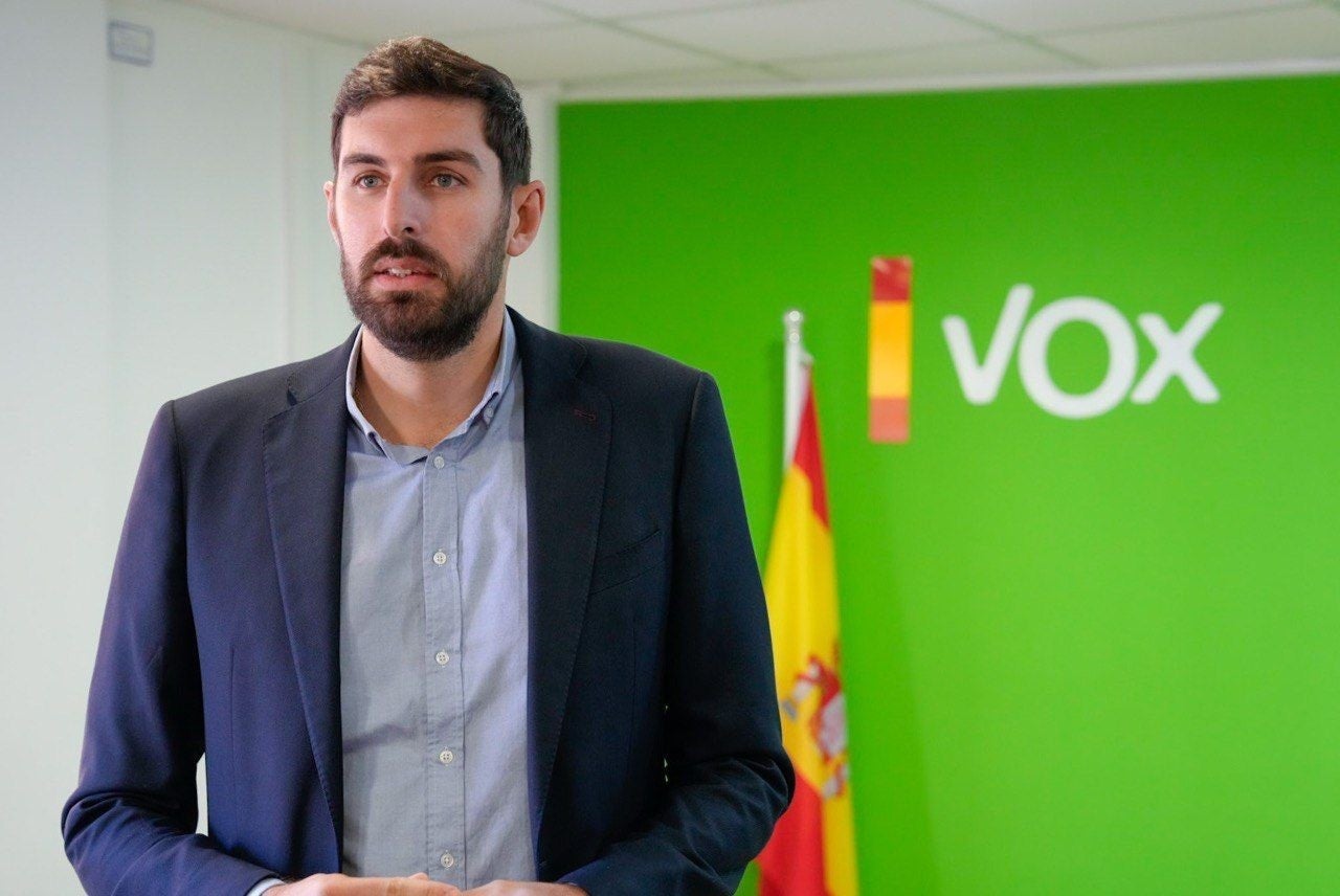 Dimite en bloque la dirección de VOX en Murcia para forzar la destitución de Antelo Dimite en bloque la dirección de VOX en Murcia para forzar la destitución de Antelo