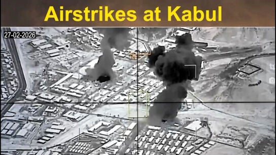 El humo se eleva en Kabul (Afganist&aacute;n) despu&eacute;s del anuncio de "guerra abierta" por parte de Pakist&aacute;n
