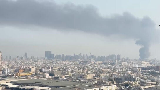 Una gran columna de humo en Teher&aacute;n tras los ataques