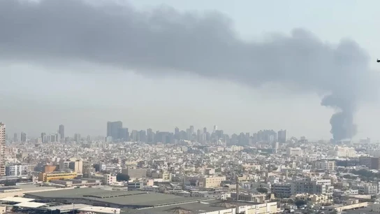 Una gran columna de humo en Teherán tras los ataques Una gran columna de humo en Teherán tras los ataques