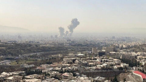 Imagen de una columna de humo en Teher&aacute;n (Ir&aacute;n) tras el ataque de Israel y EEUU