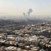 Imagen de una columna de humo en Teherán (Irán) tras el ataque de Israel y EEUU