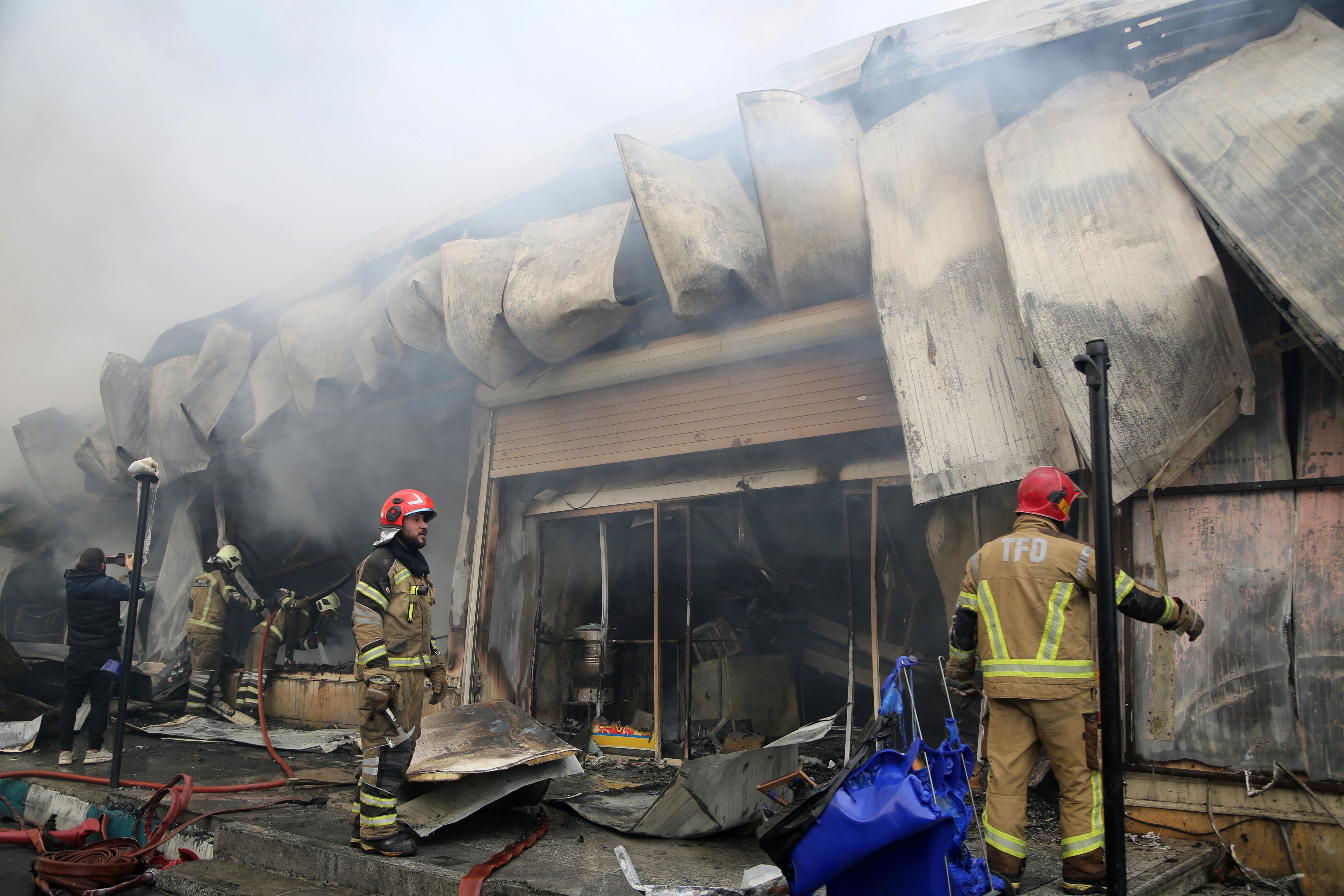 Los bomberos "contienen" un incendio desatado en un importante bazar en la capital de Irán, Teherán Los bomberos "contienen" un incendio desatado en un importante bazar en la capital de Irán, Teherán