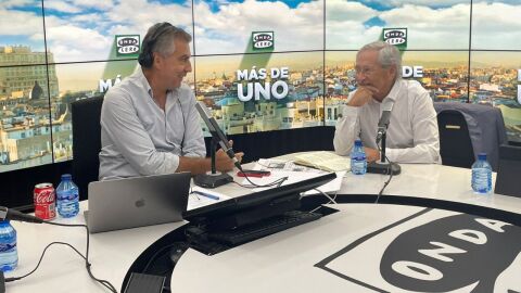 Carlos Alsina junto a Fernando &Oacute;nega en el estudio de Onda Cero