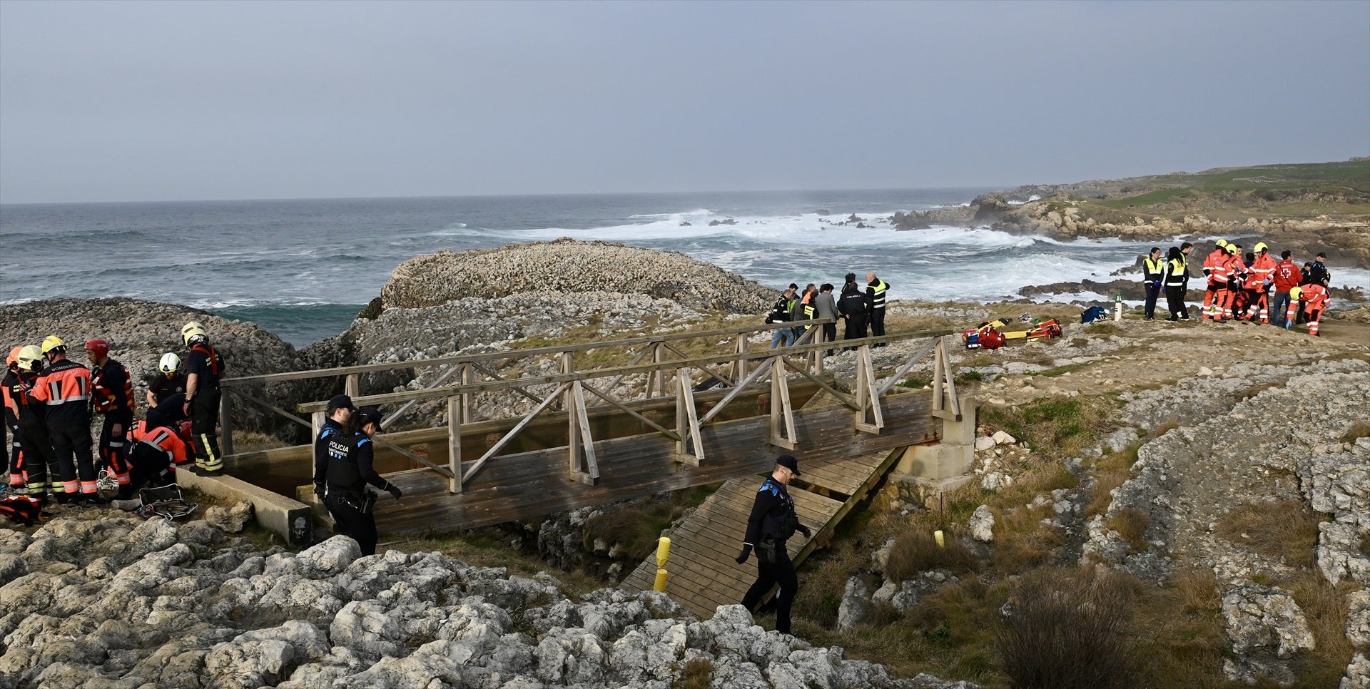 Mueren cinco personas al caer tras romperse una pasarela en una playa de Santander Mueren cinco personas al caer tras romperse una pasarela en una playa de Santander