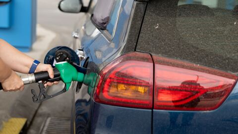 Repostaje en una gasolinera, a 3 de marzo de 2026, en Madrid (Espa&ntilde;a). 
