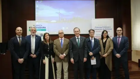 Casi la mitad de los mayores de 55 años de Extremadura ayuda económicamente a sus hijos, según un estudio Casi la mitad de los mayores de 55 años de Extremadura ayuda económicamente a sus hijos, según un estudio