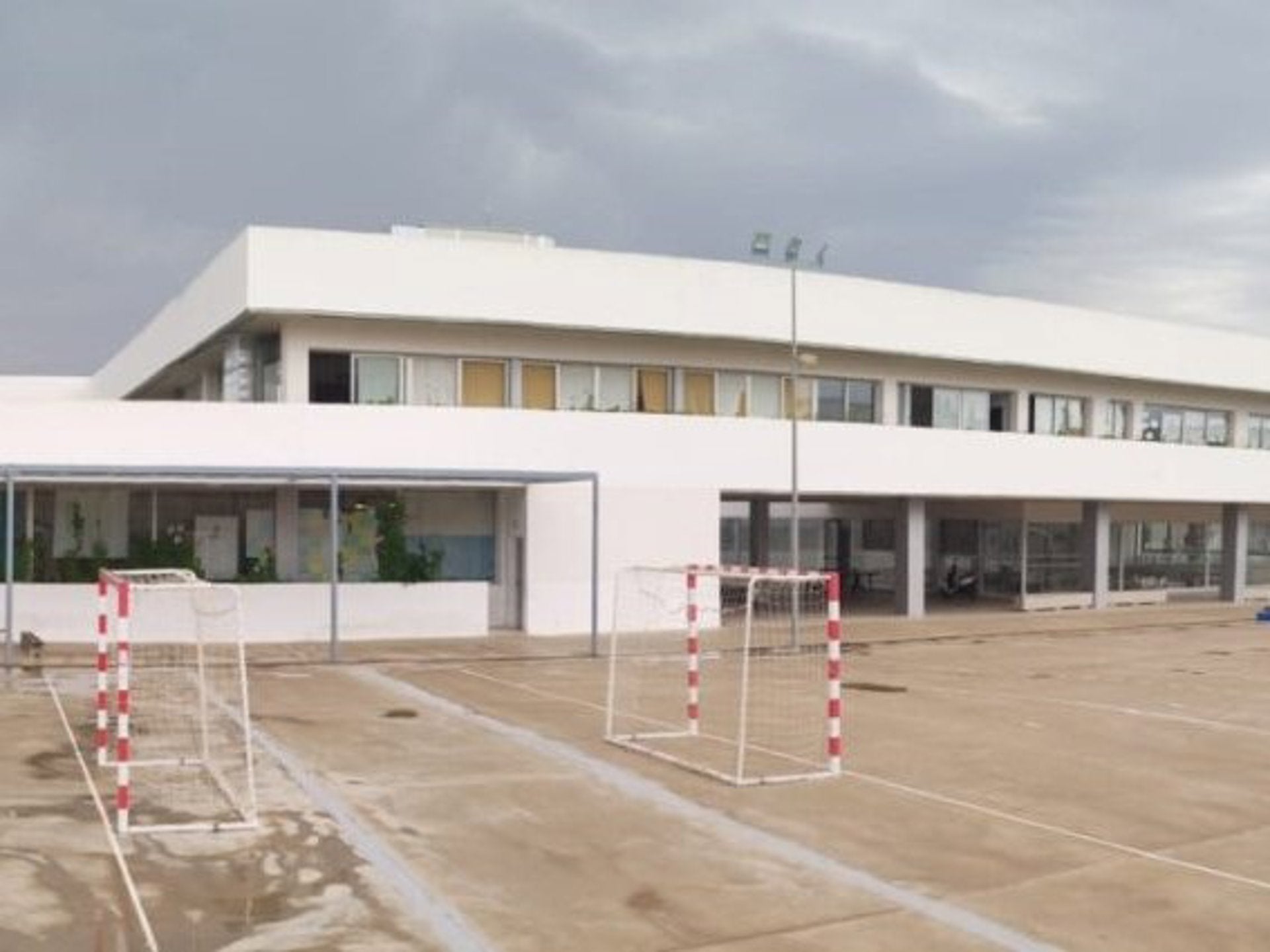 Un menor resulta herido leve al caerle encima parte de un falso techo en un colegio de Almendralejo Un menor resulta herido leve al caerle encima parte de un falso techo en un colegio de Almendralejo