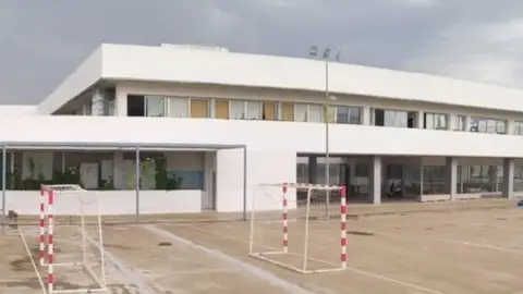 Un menor resulta herido leve al caerle encima parte de un falso techo en un colegio de Almendralejo Un menor resulta herido leve al caerle encima parte de un falso techo en un colegio de Almendralejo