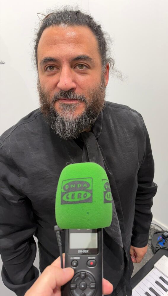 El músico Juan Pérez "Aure" , en el stand de ARCO.