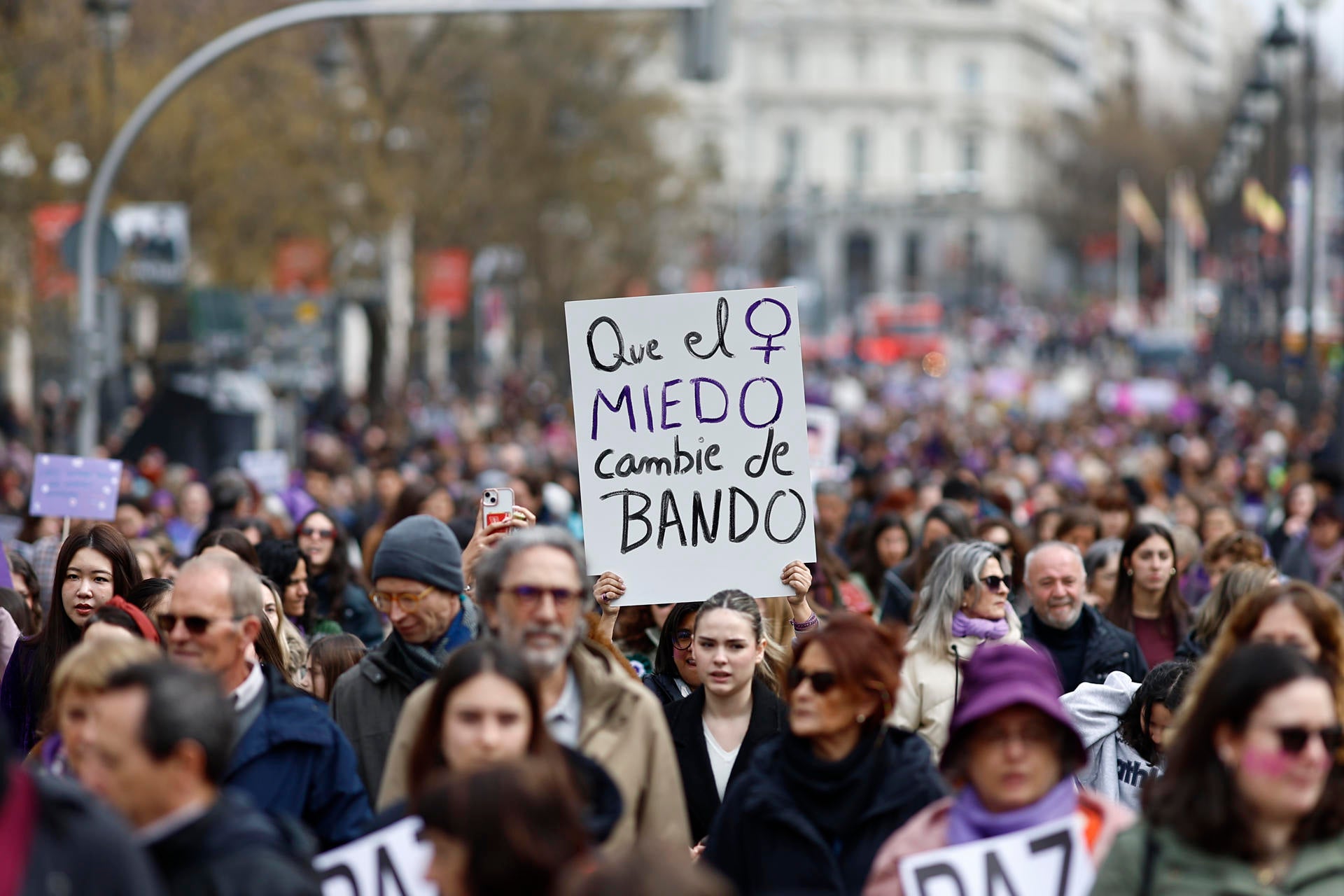 La importancia de educar en igualdad: la respuesta de dos niños en la manifestación del 8M de Madrid La importancia de educar en igualdad: la respuesta de dos niños en la manifestación del 8M de Madrid