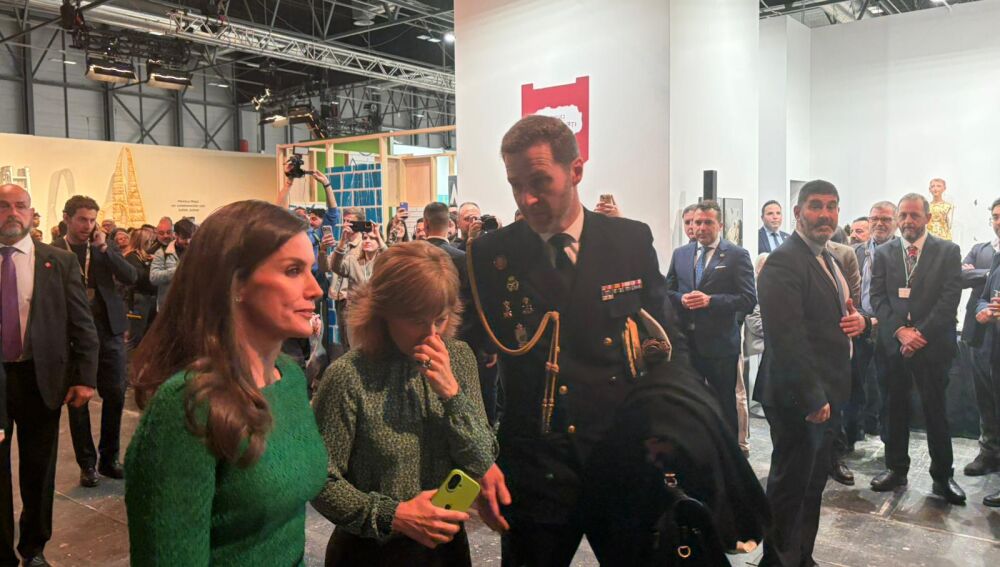 La Reina Letizia, a su paso por el stand de Huelva.