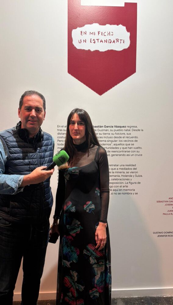 La comisaria de la exposición, Jennifer Rodríguez, en el stand onubense de ARCO.