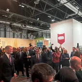El Rey de España, Felipe VI, a su paso por el stand impulsado por la Diputación de Huelva en ARCO 2026 El Rey de España, Felipe VI, a su paso por el stand impulsado por la Diputación de Huelva en ARCO 2026