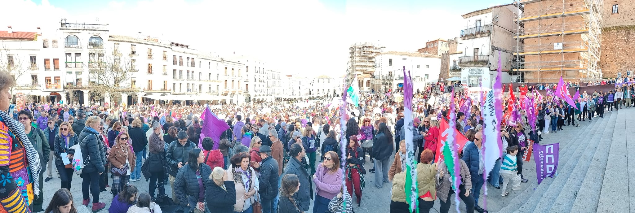 Miles de personas en las manifestaciones del 8M que este año clamaban por la Igualdad Real y el "No a la Guerra" Miles de personas en las manifestaciones del 8M que este año clamaban por la Igualdad Real y el "No a la Guerra"