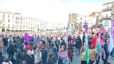 Cientos de personas en las manifestaciones del 8M que este año clamaban por la Igualdad Real y el "No a la Guerra" Cientos de personas en las manifestaciones del 8M que este año clamaban por la Igualdad Real y el "No a la Guerra"