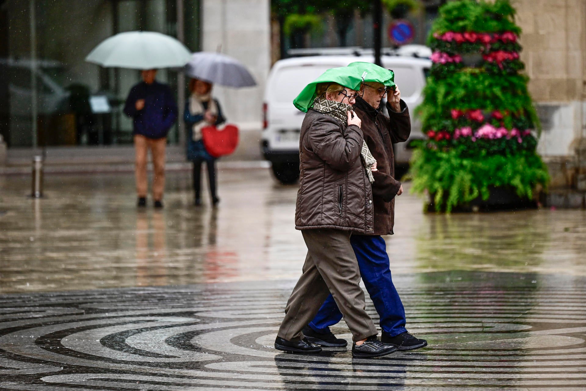 En la imagen varias personas caminan bajo la lluvia por las calles del centro de Castellón. En la imagen varias personas caminan bajo la lluvia por las calles del centro de Castellón.