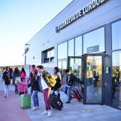 Pasajeros en la estación de Villanueva de Córdoba, uno de ellos sujeta la puerta estropeada