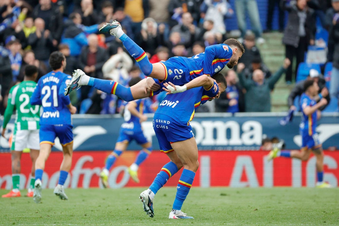 Satriano y Femenía alargan la fiesta azulona y comprometen al Betis Satriano y Femenía alargan la fiesta azulona y comprometen al Betis