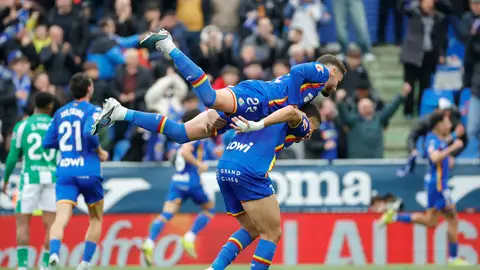 Satriano y Femenía alargan la fiesta azulona y comprometen al Betis Satriano y Femenía alargan la fiesta azulona y comprometen al Betis