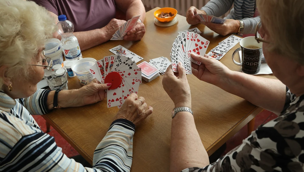 El ejercicio físico y mental hace que el cerebro se mantenga activo. El ejercicio físico y mental hace que el cerebro se mantenga activo.