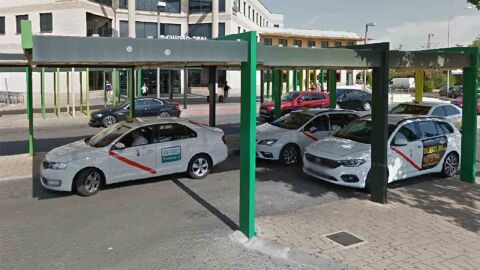 Parada de taxis frente a la estaci&oacute;n del AVE de Ciudad Real