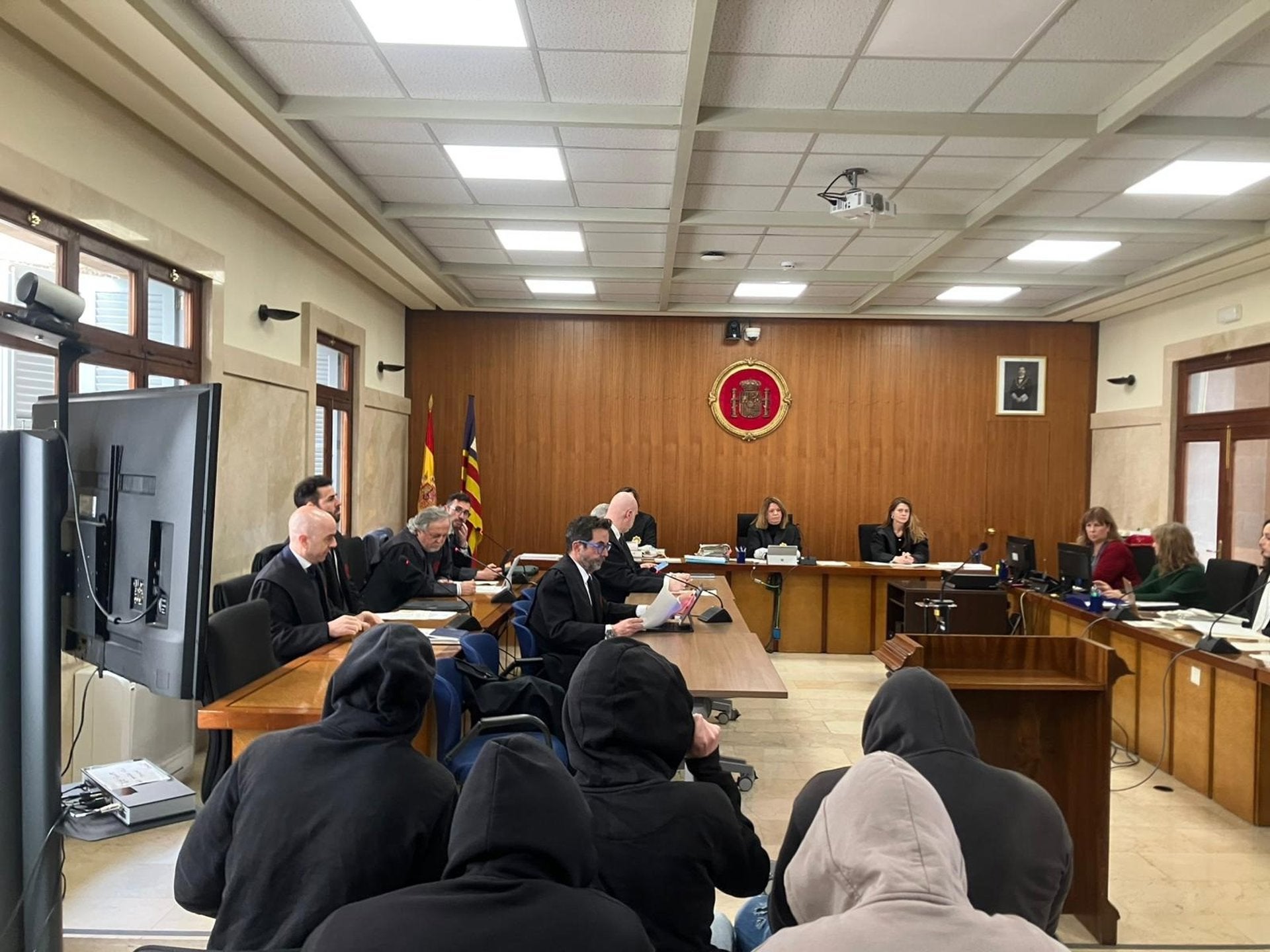 Los ocho acusados de la violación grupal de Magaluf admiten los hechos y aceptan 72 años de prisión Los ocho acusados de la violación grupal de Magaluf admiten los hechos y aceptan 72 años de prisión