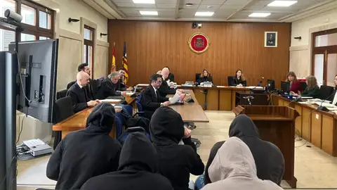 Los acusados, este lunes en la Audiencia Provincial de Baleares. Los acusados, este lunes en la Audiencia Provincial de Baleares.