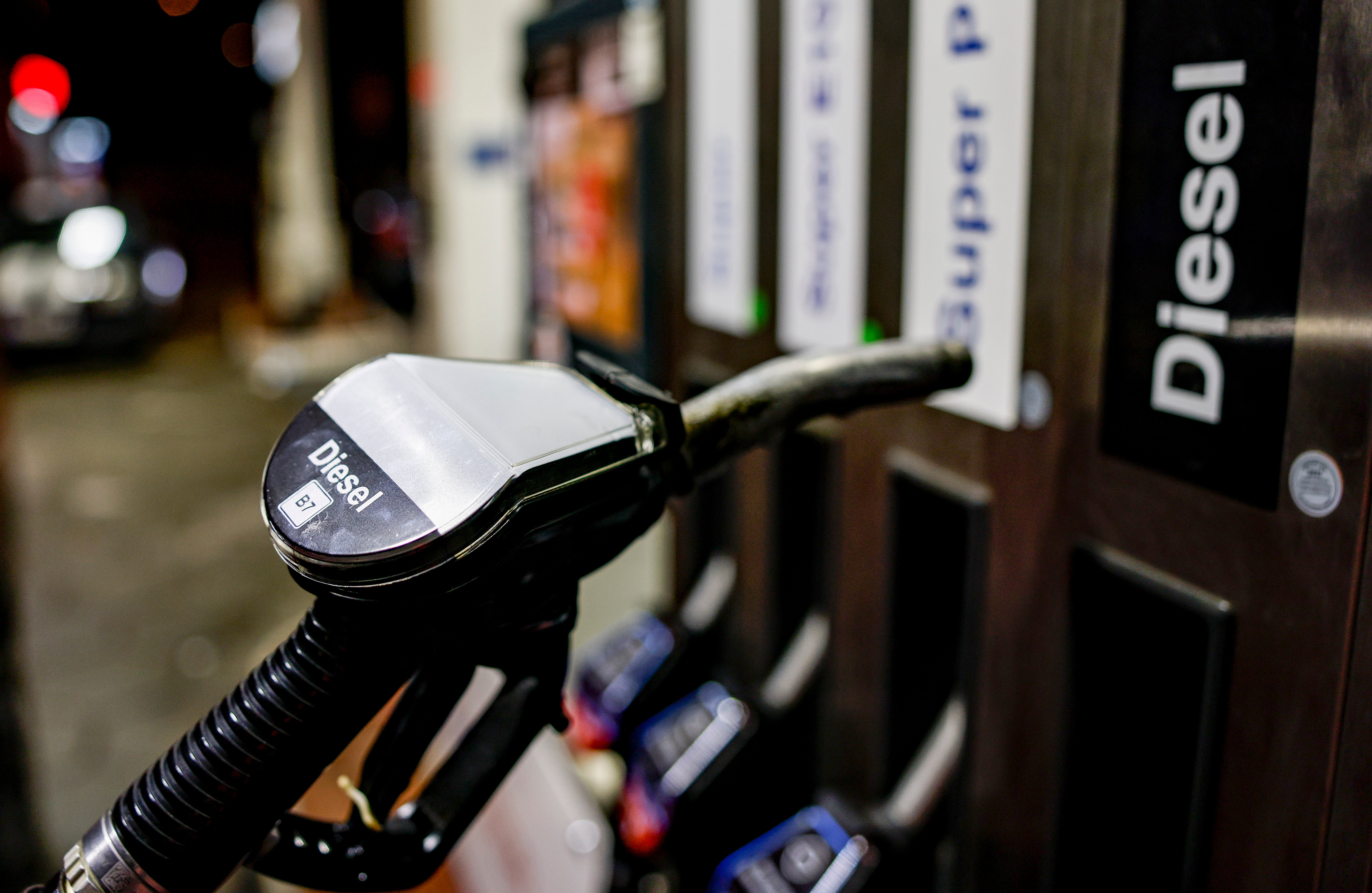 Por qué está más caro el diésel que la gasolina: así han subido los precios en una semana Por qué está más caro el diésel que la gasolina: así han subido los precios en una semana