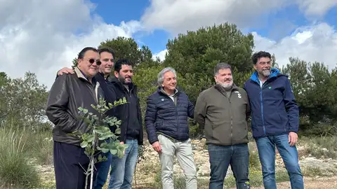 Los responsables de esta nueva reforestación en el Monte Orgegia Los responsables de esta nueva reforestación en el Monte Orgegia